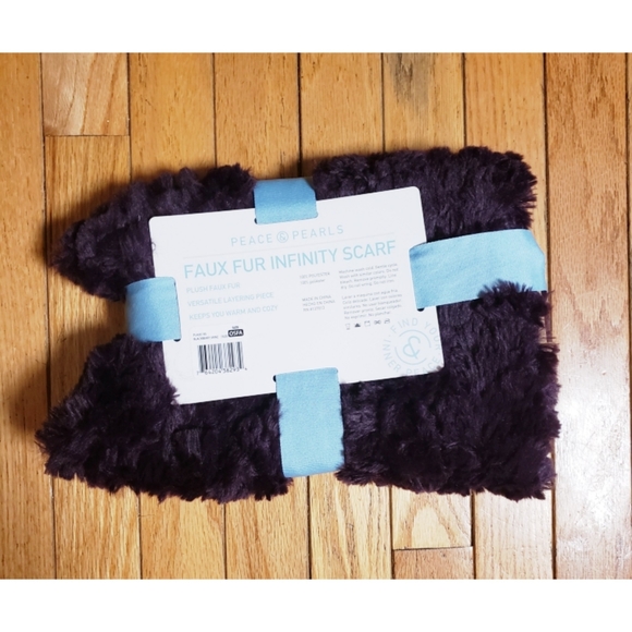 Luxurious Infinity Scarf - Picture 2 of 3